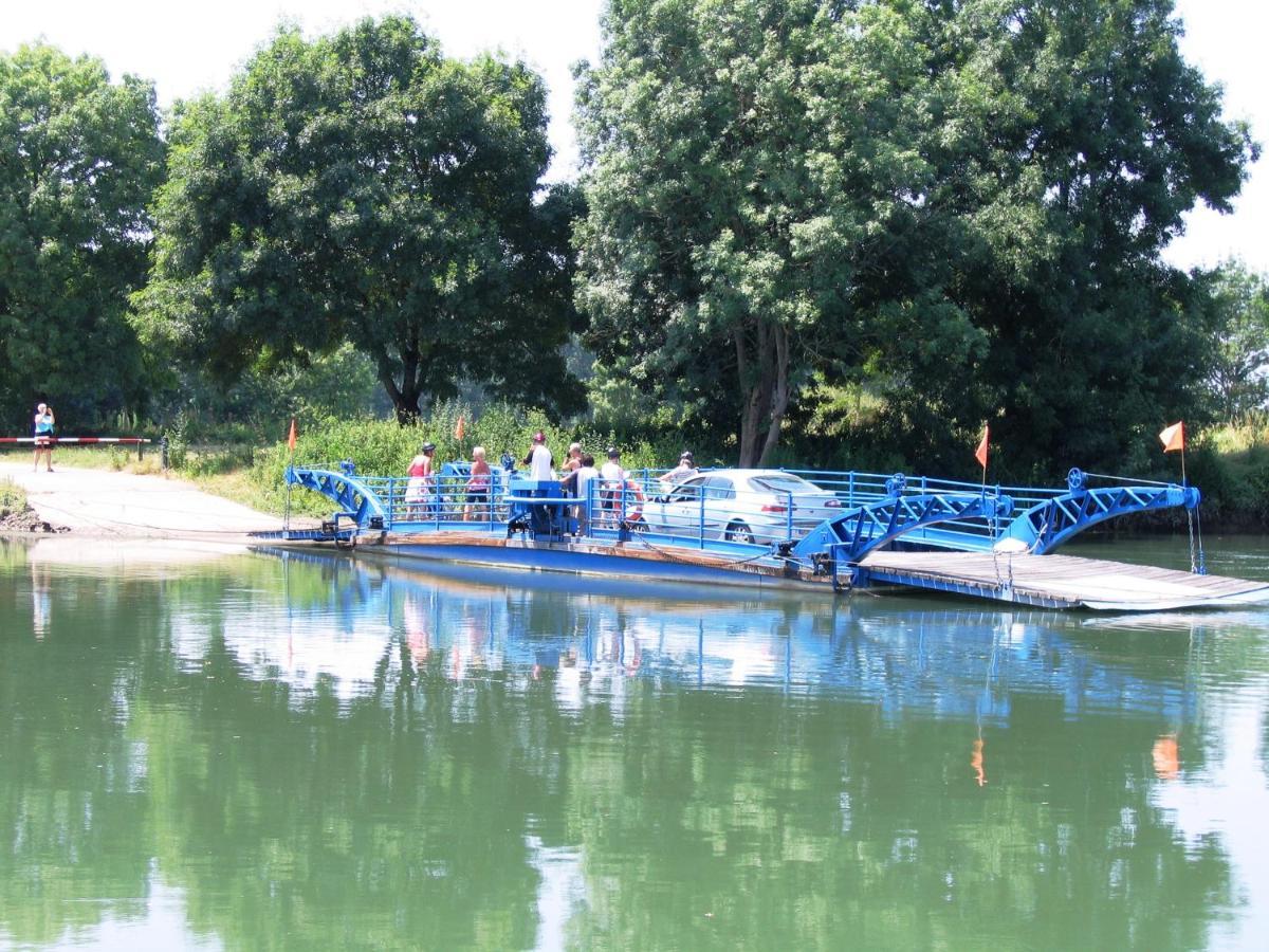 Camping Belle Riviere Chaniers Exterior foto
