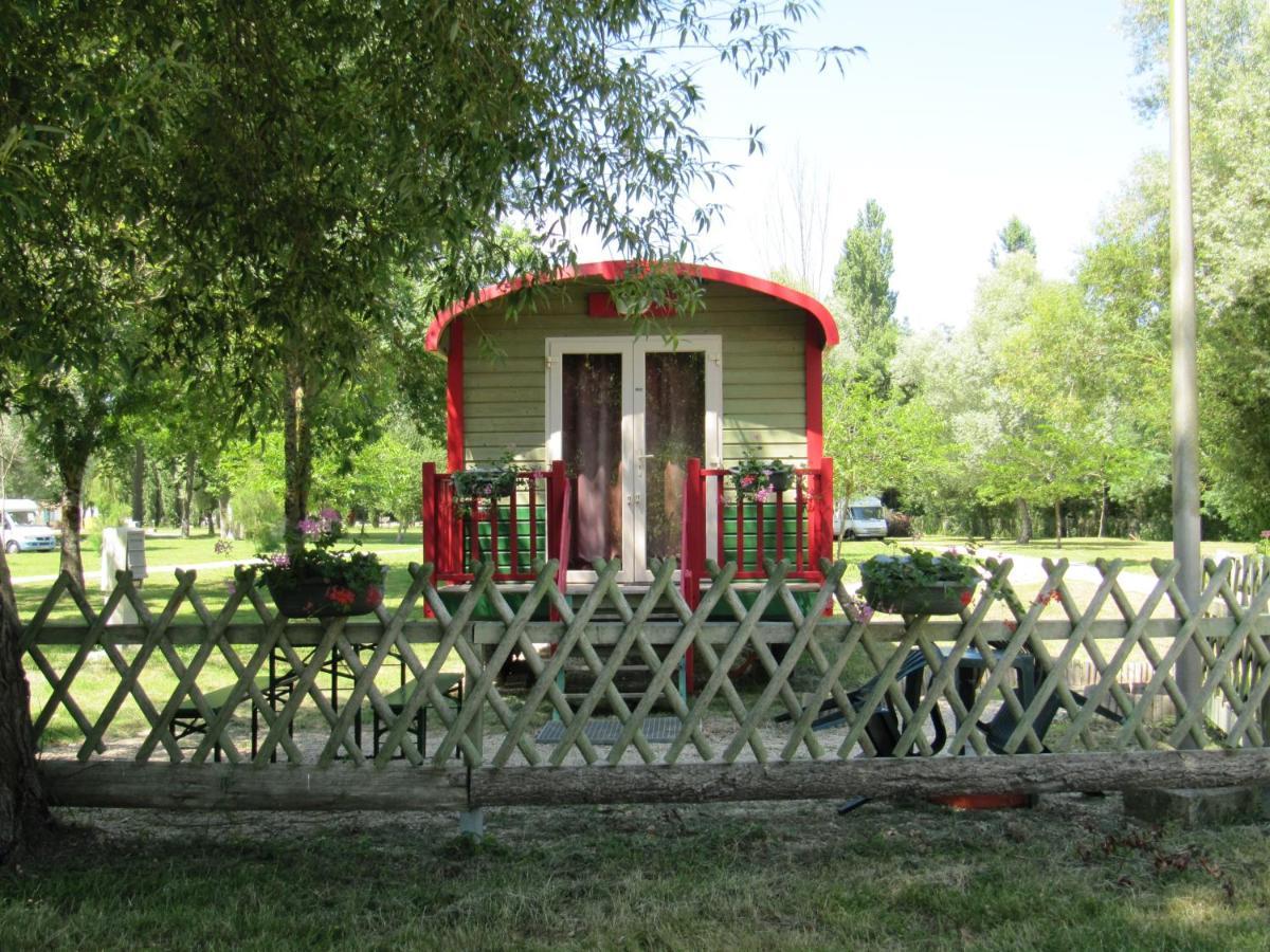 Camping Belle Riviere Chaniers Exterior foto